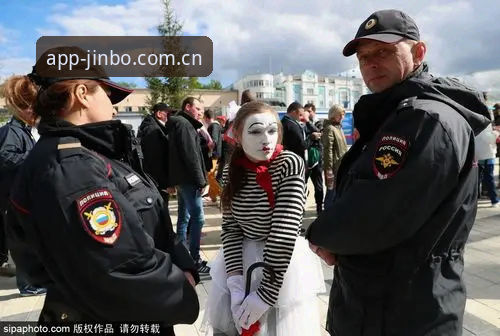 揭秘世界杯安保缩水真相：三名英国警员背后的博弈与隐忧